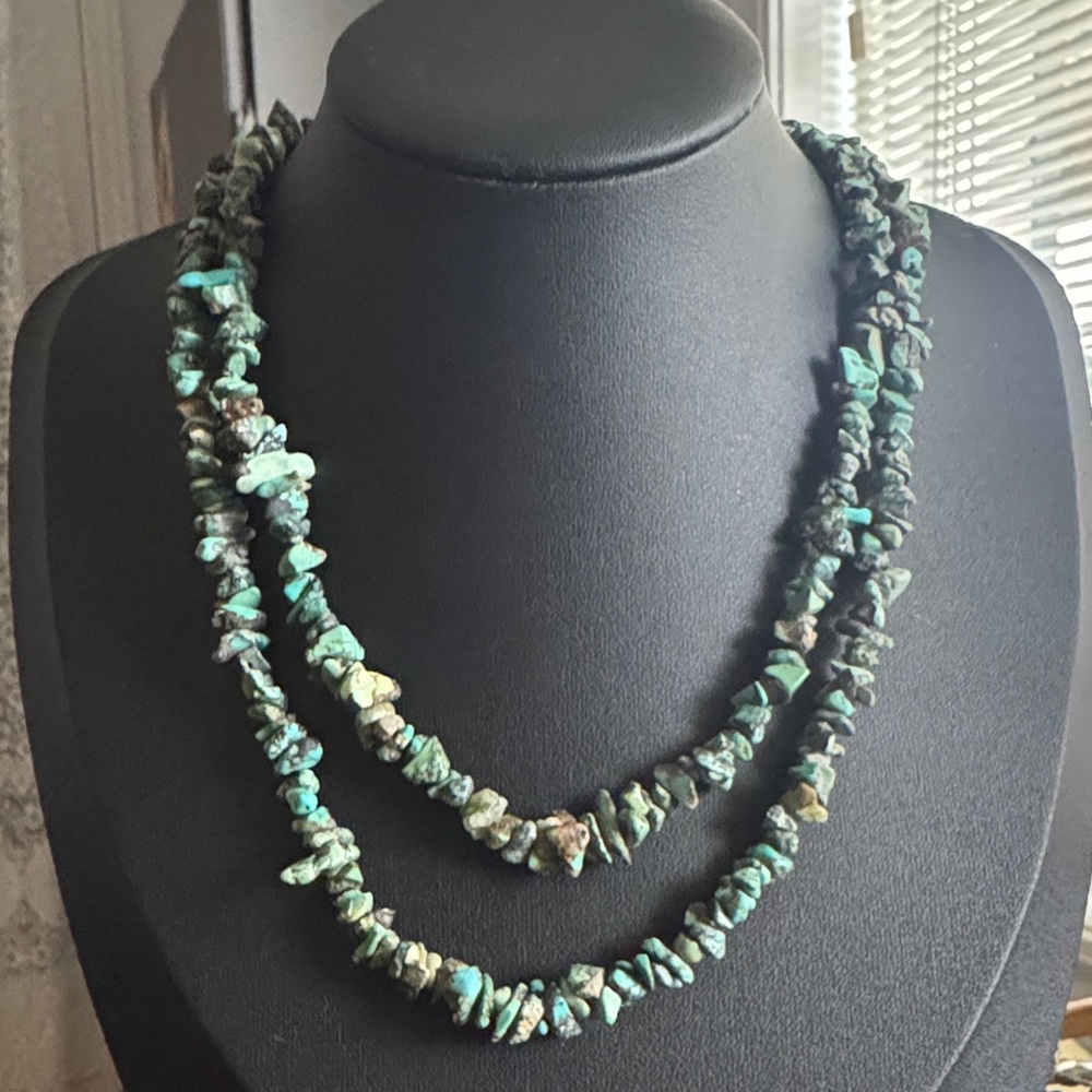 Single Strand Turquoise Chip Necklace w Ribbed Domed Bead Clasp